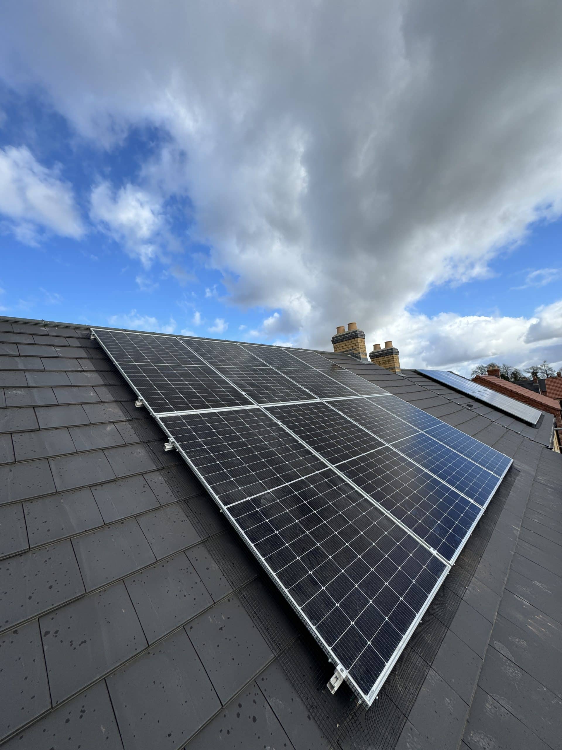 Comparison chart of floating and ground-mounted solar systems efficiency